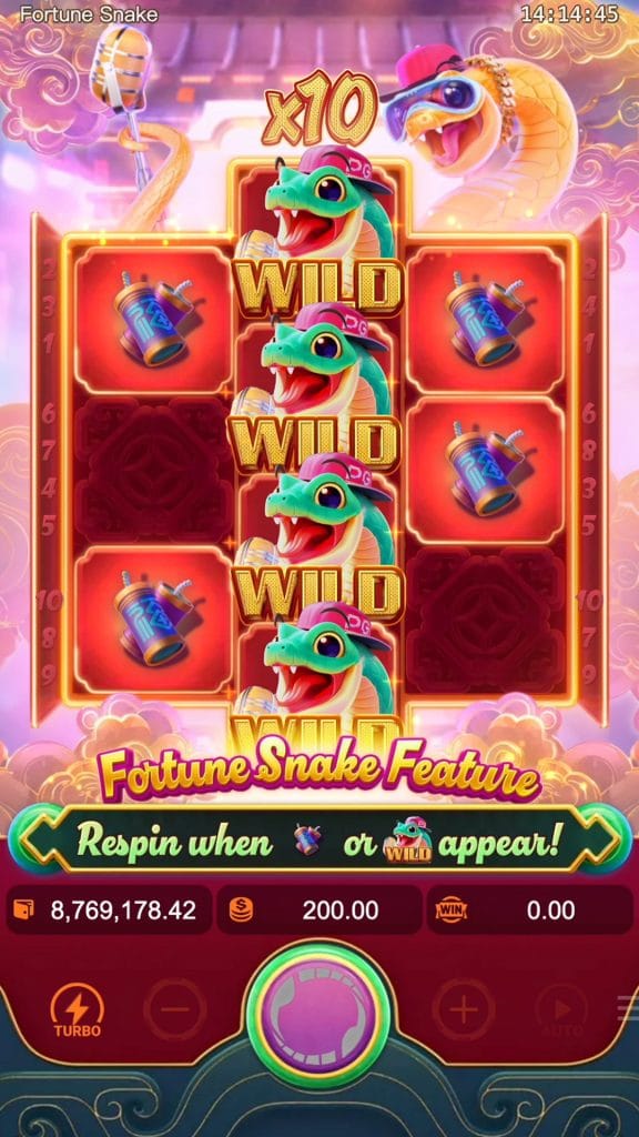 Tela do jogo Fortune Snake slot destacando símbolos Wild empilhados de cobra com um multiplicador x10 e rolos coloridos, enfatizando os recursos de bônus e o alto potencial de ganhos